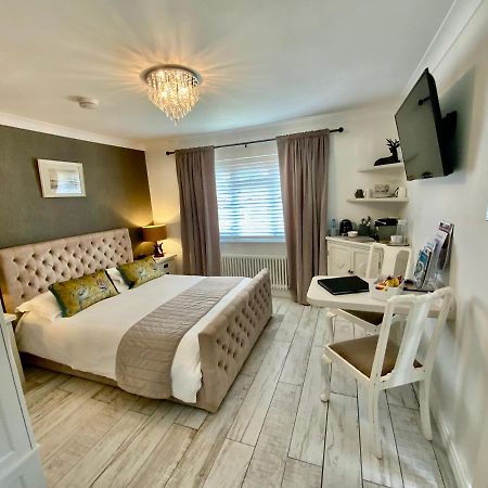 The Knightwood Oak A Luxury King Size En-Suite Space - Lymington New Forest With Totally Private Entrance - Key Box Entry - Free Parking & Private Outdoor Seating Area - Town ,Shops , Pubs & Solent Way Walking Distance & Complimentary Breakfast Items 外观 照片