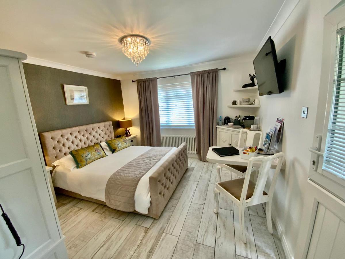 The Knightwood Oak A Luxury King Size En-Suite Space - Lymington New Forest With Totally Private Entrance - Key Box Entry - Free Parking & Private Outdoor Seating Area - Town ,Shops , Pubs & Solent Way Walking Distance & Complimentary Breakfast Items 外观 照片