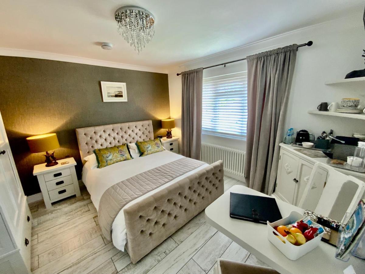 The Knightwood Oak A Luxury King Size En-Suite Space - Lymington New Forest With Totally Private Entrance - Key Box Entry - Free Parking & Private Outdoor Seating Area - Town ,Shops , Pubs & Solent Way Walking Distance & Complimentary Breakfast Items 外观 照片