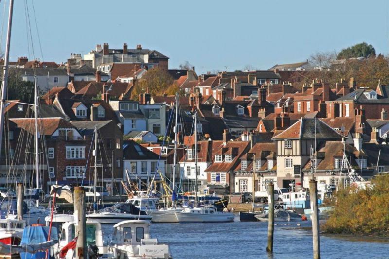 The Knightwood Oak A Luxury King Size En-Suite Space - Lymington New Forest With Totally Private Entrance - Key Box Entry - Free Parking & Private Outdoor Seating Area - Town ,Shops , Pubs & Solent Way Walking Distance & Complimentary Breakfast Items 外观 照片