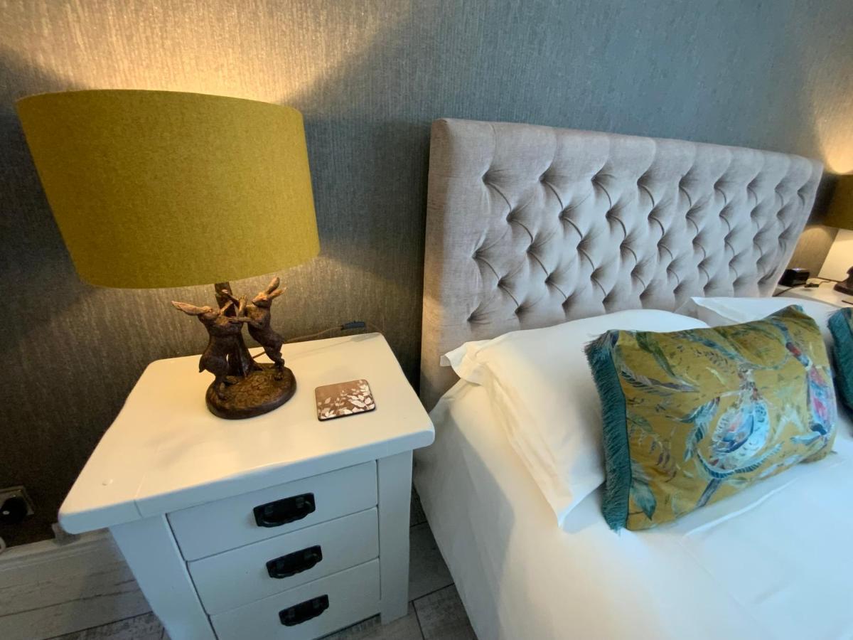 The Knightwood Oak A Luxury King Size En-Suite Space - Lymington New Forest With Totally Private Entrance - Key Box Entry - Free Parking & Private Outdoor Seating Area - Town ,Shops , Pubs & Solent Way Walking Distance & Complimentary Breakfast Items 外观 照片