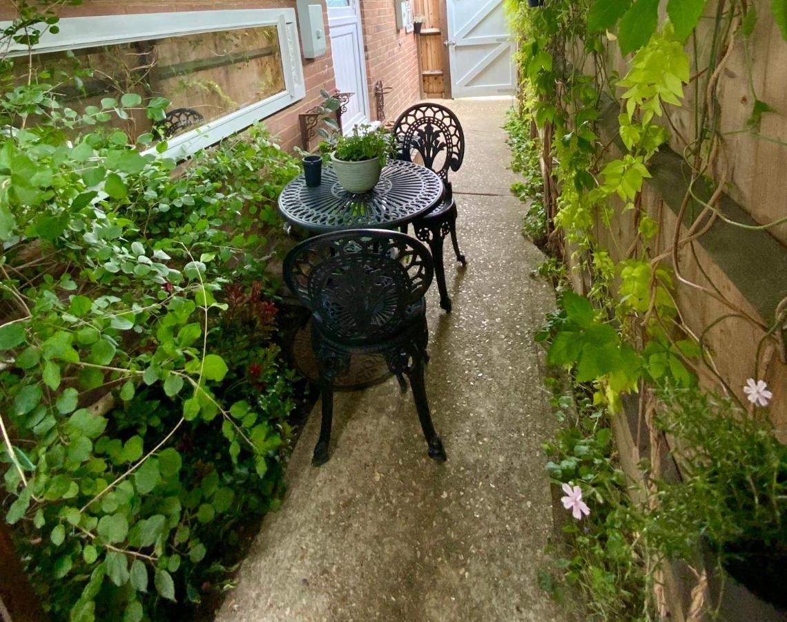 The Knightwood Oak A Luxury King Size En-Suite Space - Lymington New Forest With Totally Private Entrance - Key Box Entry - Free Parking & Private Outdoor Seating Area - Town ,Shops , Pubs & Solent Way Walking Distance & Complimentary Breakfast Items 外观 照片