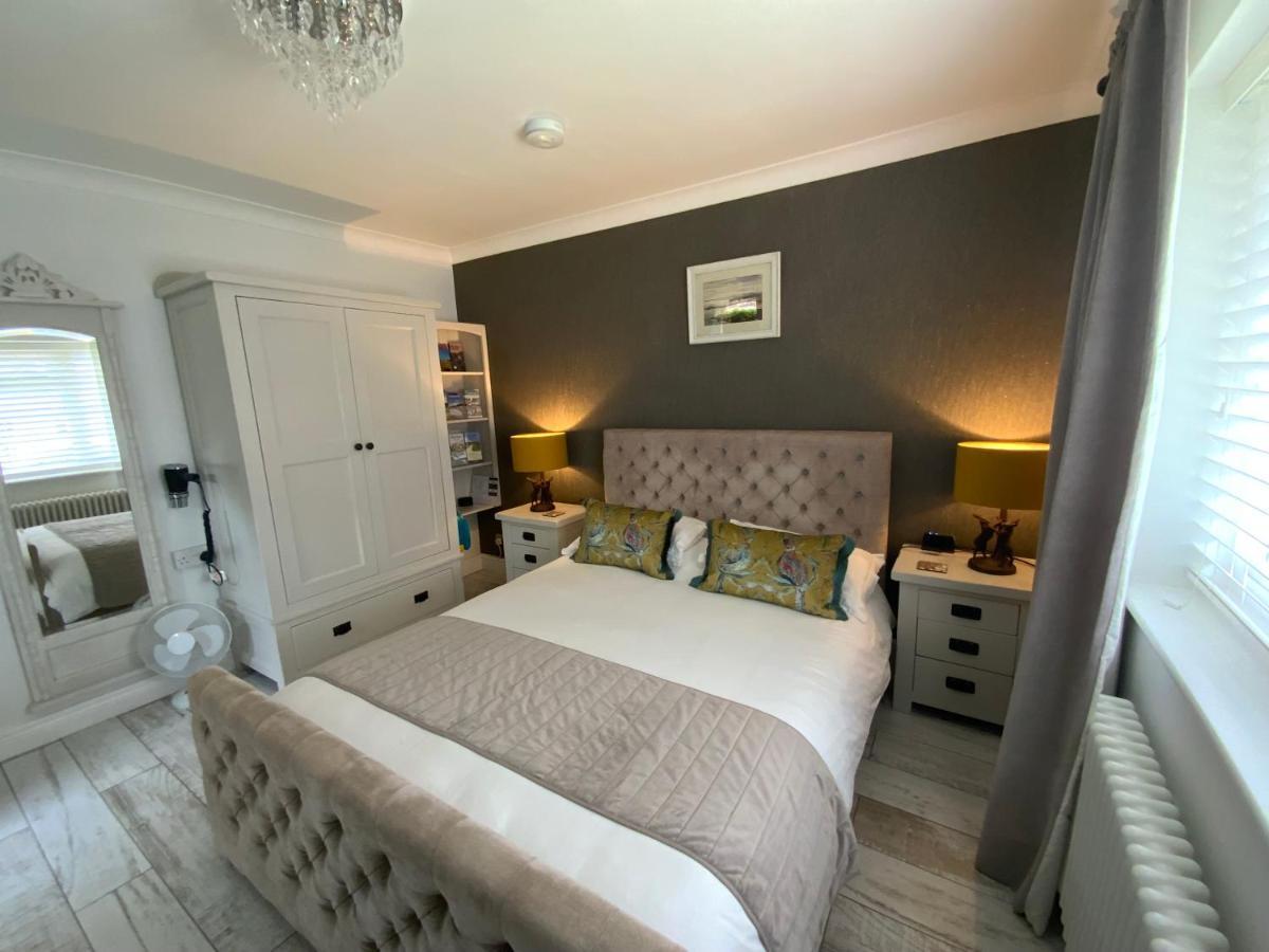 The Knightwood Oak A Luxury King Size En-Suite Space - Lymington New Forest With Totally Private Entrance - Key Box Entry - Free Parking & Private Outdoor Seating Area - Town ,Shops , Pubs & Solent Way Walking Distance & Complimentary Breakfast Items 外观 照片