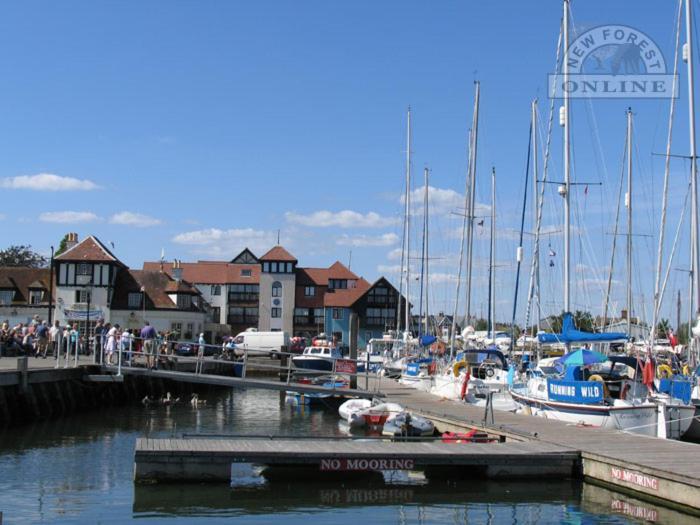 The Knightwood Oak A Luxury King Size En-Suite Space - Lymington New Forest With Totally Private Entrance - Key Box Entry - Free Parking & Private Outdoor Seating Area - Town ,Shops , Pubs & Solent Way Walking Distance & Complimentary Breakfast Items 外观 照片