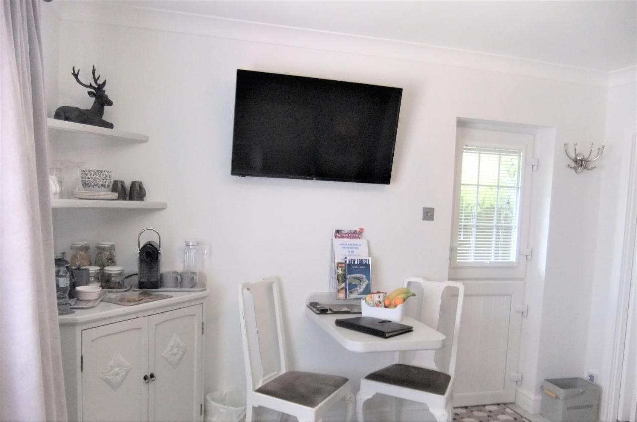 The Knightwood Oak A Luxury King Size En-Suite Space - Lymington New Forest With Totally Private Entrance - Key Box Entry - Free Parking & Private Outdoor Seating Area - Town ,Shops , Pubs & Solent Way Walking Distance & Complimentary Breakfast Items 外观 照片