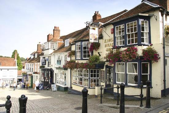 The Knightwood Oak A Luxury King Size En-Suite Space - Lymington New Forest With Totally Private Entrance - Key Box Entry - Free Parking & Private Outdoor Seating Area - Town ,Shops , Pubs & Solent Way Walking Distance & Complimentary Breakfast Items 外观 照片