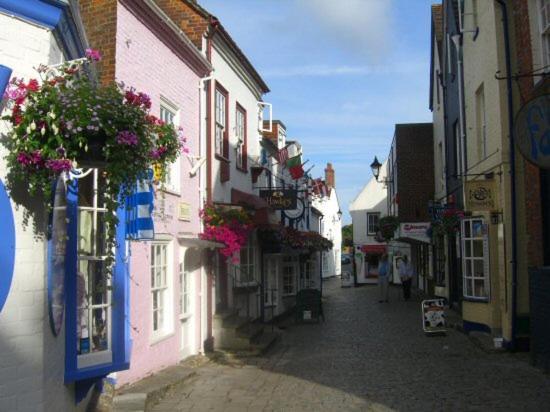 The Knightwood Oak A Luxury King Size En-Suite Space - Lymington New Forest With Totally Private Entrance - Key Box Entry - Free Parking & Private Outdoor Seating Area - Town ,Shops , Pubs & Solent Way Walking Distance & Complimentary Breakfast Items 外观 照片