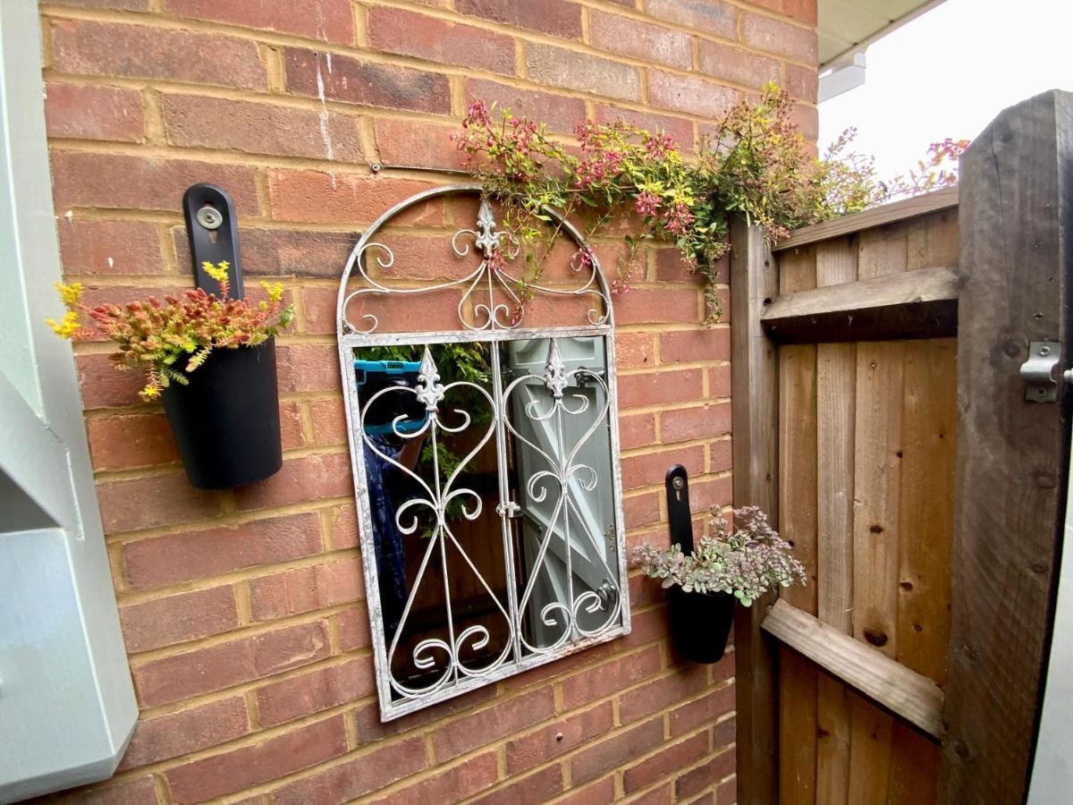 The Knightwood Oak A Luxury King Size En-Suite Space - Lymington New Forest With Totally Private Entrance - Key Box Entry - Free Parking & Private Outdoor Seating Area - Town ,Shops , Pubs & Solent Way Walking Distance & Complimentary Breakfast Items 外观 照片